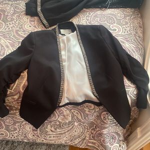 BLACK FLATTERING MINI JACKET - super casual and dresses up any outfit!
